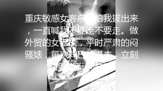 大一男新生表白教官 现场同学都在起哄 男同学抱着玫瑰花 向心仪的教官表白被拒 教官表示我不玩这个