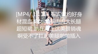 她需要一个巨大的硬公鸡来张紧她的混蛋