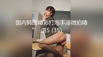 两个小骚逼快被大哥们玩坏了，床上的淫乱男女，揉奶玩逼道具抽插，口交大鸡巴让大哥舔逼，淫声荡语激情上位