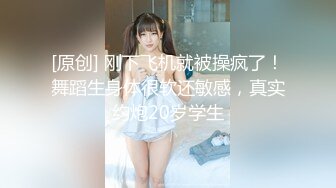 两个性感美女跟着节奏撸起来 控制射精高潮到最后