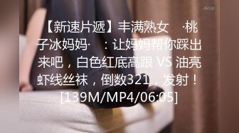 附近成群结队的学生妹和漂亮小姐姐过来脱下裤子暴露私密处蹲在镜头前❤️让你欣赏她那美丽的伊甸园