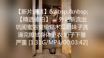 熟女妈妈 漂亮阿姨抱着头被大鸡吧无套输出 无毛鲍鱼 大肉棒插进去妈妈面无表情 看来力度不够