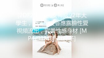 很骚的主播妹子还挺讲究卫生带着套手指扣逼喷水再用道具自慰大秀，声音嗲嗲的