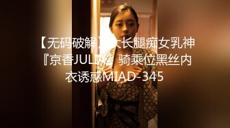 【新速片遞】&nbsp;&nbsp; 漂亮人妻3P 绿帽洋老公叫来黑祖宗一起伺候 黑白大吊同时品尝 被无套输出射了一肚皮 再撸射白吊颜射 [919MB/MP4/36:20]