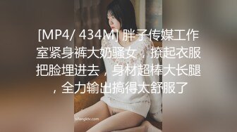 军人小哥哥吐舌头来给你看,舌吻应该会很棒,两个健壮的奶头真吸引小哥哥