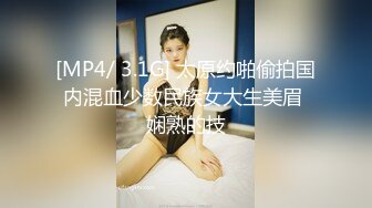 万花丛中老哥良家熟女居家啪啪，伸进内衣摸奶子掰穴揉搓，舔逼抬起双腿抽插猛操，搞得太爽啊啊直叫