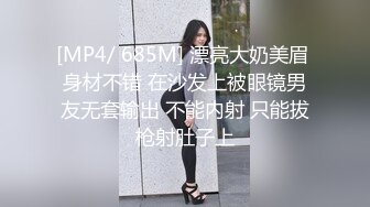 打桩机猎艳约了个牛仔裤黑衣萌妹子啪啪，摸逼口交后入上位骑坐自己动大力猛操