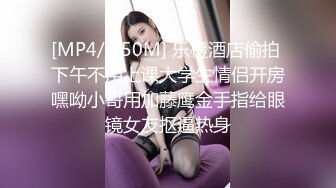 年轻妹子挑逗躺着沙发上玩手机的男友，最后被内射了好多