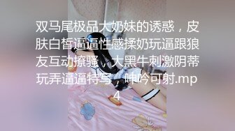 商场女厕全景偷拍几个美女嘘嘘粉嫩的鲍鱼呈上来了 (2)