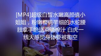 极品大学校花【身高176小学妹】课堂上趁着其他同学都在玩手机，脱掉胸罩露咪咪，回宿舍拉上蚊帐脱光露出粉红一线天鲍鱼，真实场景更刺激!