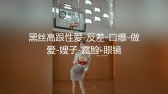 只穿着一件裹胸黑衣的性感大长腿美女 下体逼毛黑黝黝