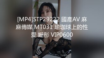 [MP4/ 860M] 退休老师跟好姐妹陪小哥一起大秀直播，全程露脸颜值不错玩弄小哥大鸡巴