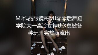 二月流出厕拍牛人手动背后俯视偷拍商场座厕2来尿尿的美女条纹衫美眉抓着门把撅着屁股尿