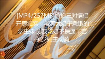 十一月最新流出大神潜入水上乐园更衣室偷拍泳客更换泳衣黑色文胸冷酷美女逼毛浓密性感