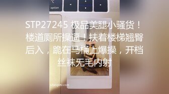 【女神翘臀❤️视觉盛宴】女神为什么带上项圈狗链？办公室桌子底下干翘臀 前面还有同事 喜欢刺激不是 牵着狗链 一会主人 一会爸爸的 (2)