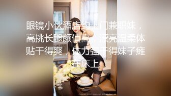 大叔勾搭美容院老板娘 美容床上无套后入 谁知顾客竟推开了门...